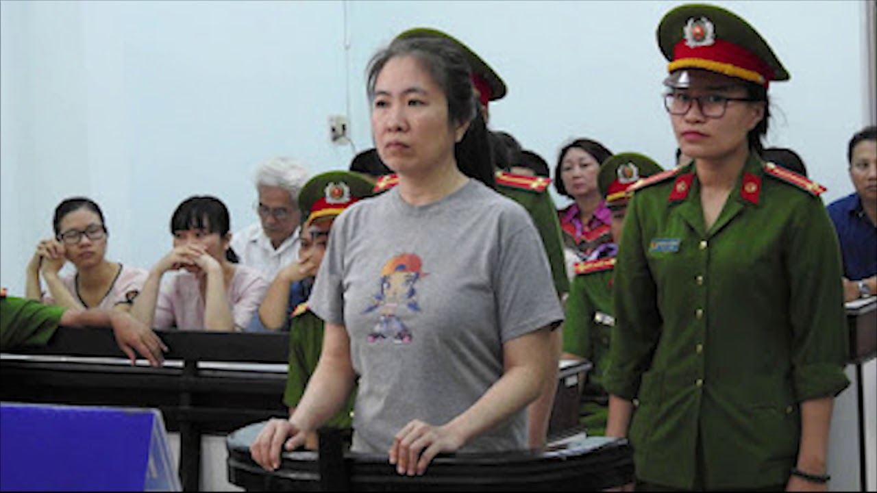 Hàng xóm bên trái cấm sửa nhà ban ngày, hàng xóm bên phải cấm làm ban đêm